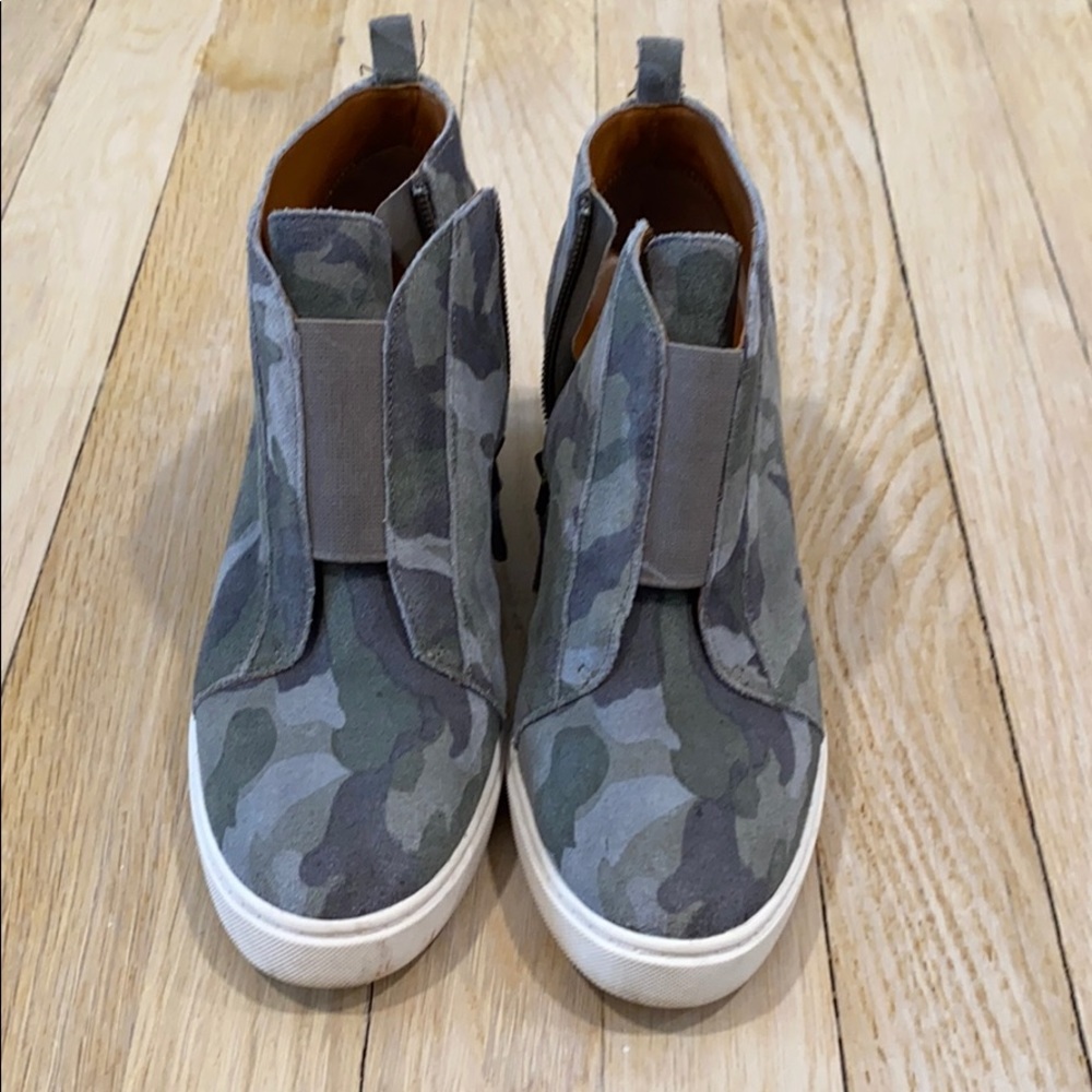 Paola wedge camo sneakers size 5.5